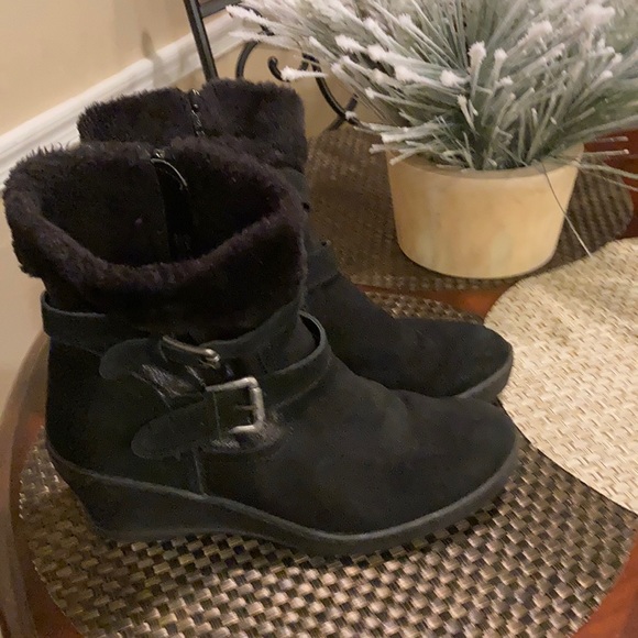 Cozy warm black Bare Trap Booties size 9 - Picture 2 of 4
